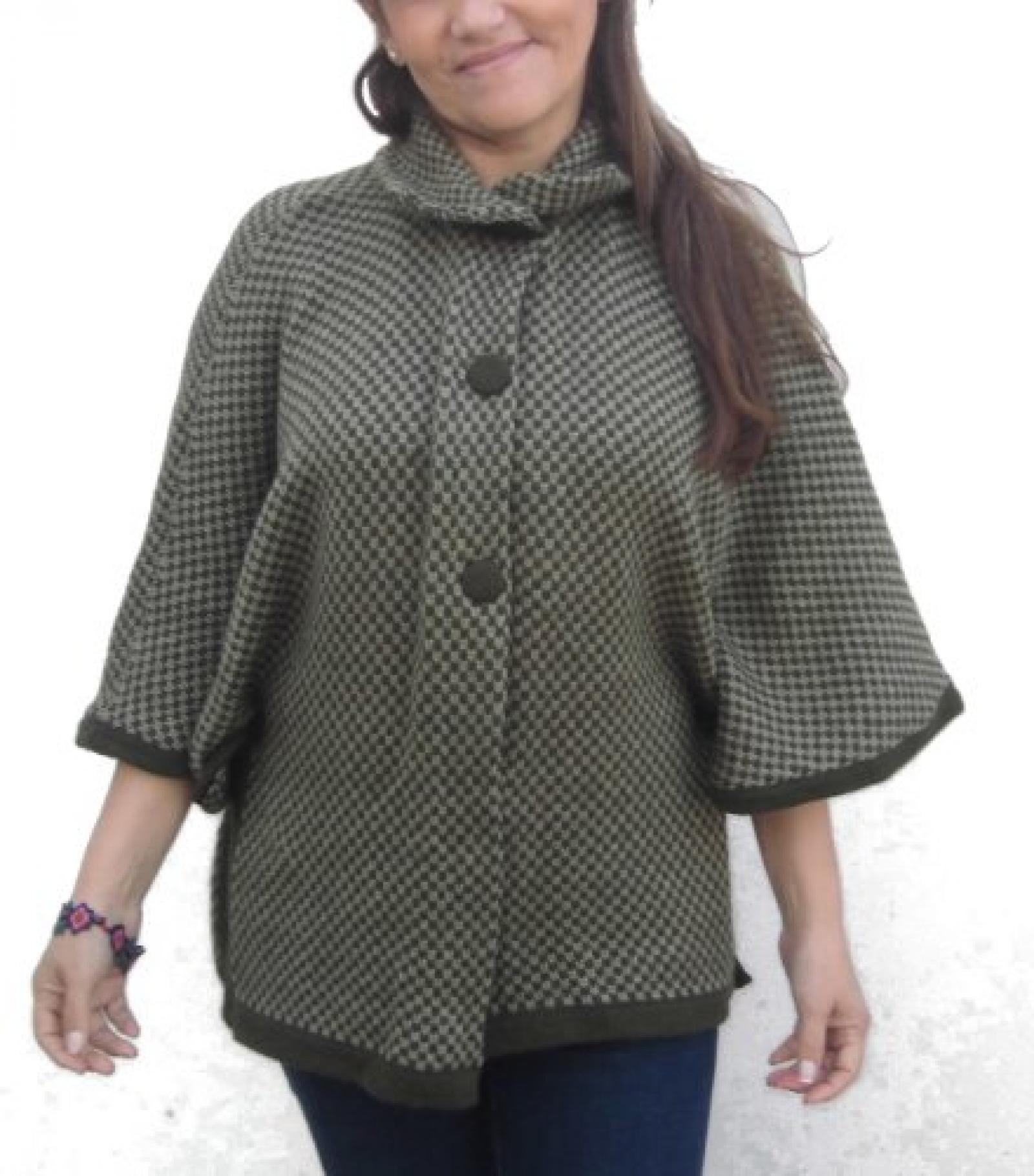 Alpakaandmore, Kurze Olivfarvene Damenjacke aus peruanischer Alpakawolle QW334 Alpakaandmore, Kurze Olivfarvene Damenjacke aus peruanischer Alpakawolle QW334